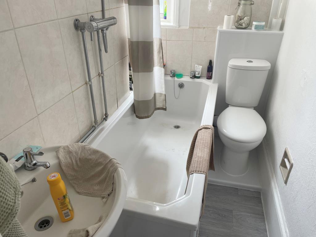 Lot: 171 - LEASEHOLD INVESTMENT - Bath with WC and sink unit